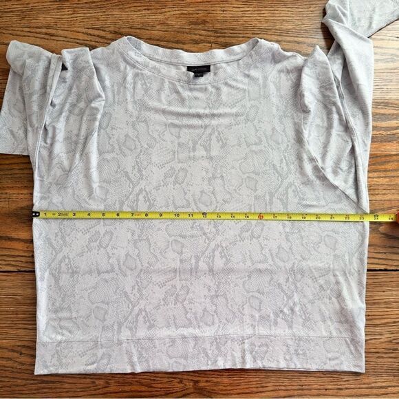 J. Jill Wearever Collection Snake Reptile Print Top Gray Rayon Spandex Size M - Picture 4 of 7